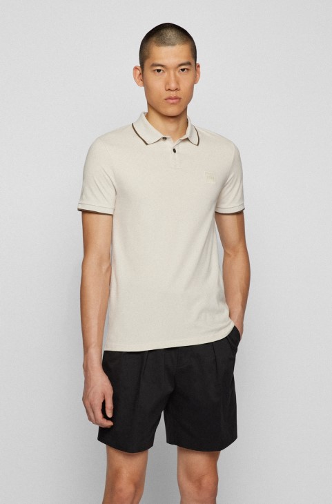 Hugo Boss ανοιχτό μπεζ στρετ-βαμβακερό μπλουζάκι πόλο σε λεπτή εφαρμογή με έμπλαστρο με λογότυπο