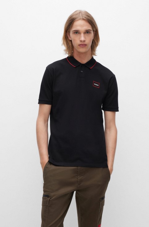 μαύρο μπλουζάκι πόλο Hugo Boss βαμβακερό-πικέ με λογότυπο σε κόκκινο πλαίσιο