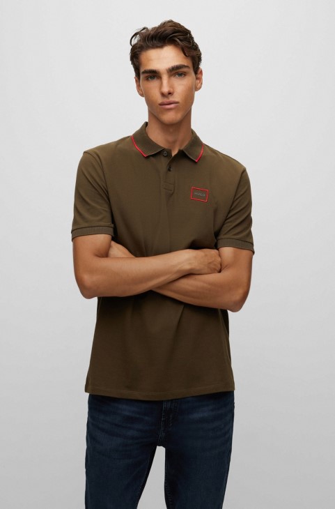 Πόλο μπλουζάκι Hugo Boss σκούρο πράσινο βαμβακερό-πικέ με λογότυπο σε κόκκινο πλαίσιο