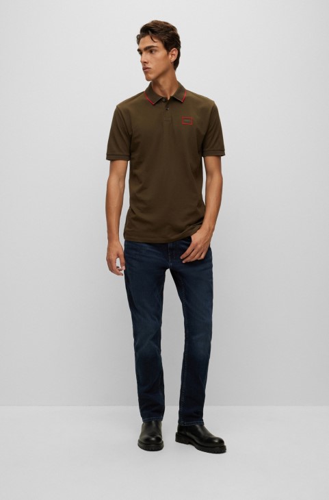 Πόλο μπλουζάκι Hugo Boss σκούρο πράσινο βαμβακερό-πικέ με λογότυπο σε κόκκινο πλαίσιο
