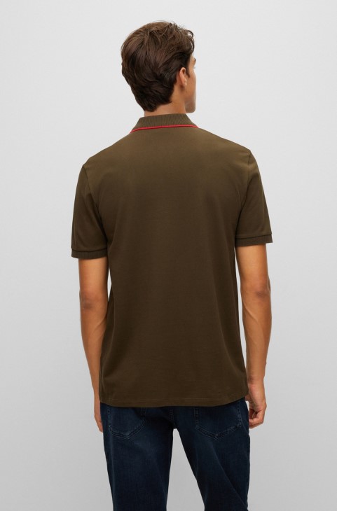 Πόλο μπλουζάκι Hugo Boss σκούρο πράσινο βαμβακερό-πικέ με λογότυπο σε κόκκινο πλαίσιο
