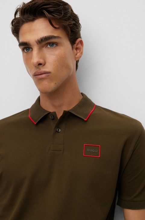 Πόλο μπλουζάκι Hugo Boss σκούρο πράσινο βαμβακερό-πικέ με λογότυπο σε κόκκινο πλαίσιο
