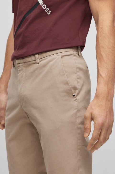 Hugo Boss ανοιχτό μπεζ Slim-fit Chinos σε ελαστική βαμβακερή γαμπαρντίνα
