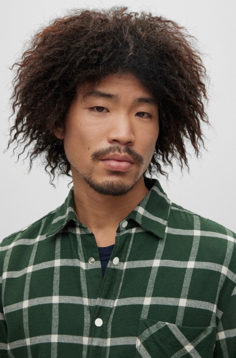 Πουκάμισο Hugo Boss σκούρο πράσινο με κανονική εφαρμογή σε καρό βαμβακερή φανέλα
