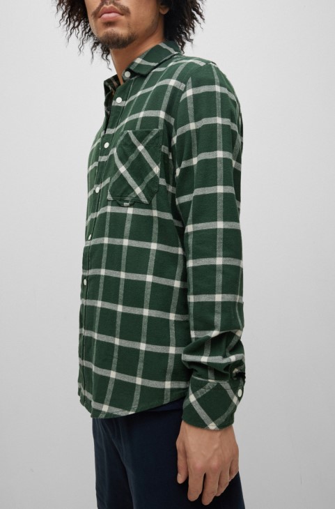 Πουκάμισο Hugo Boss σκούρο πράσινο με κανονική εφαρμογή σε καρό βαμβακερή φανέλα
