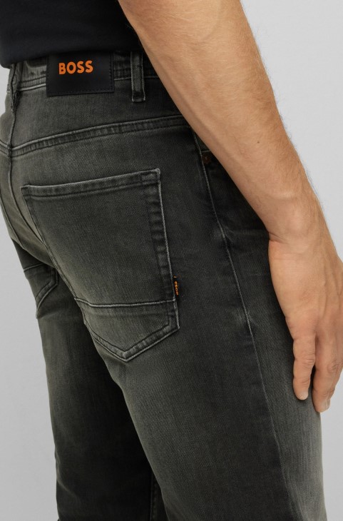 Hugo Boss κωνικό τζιν σε θείο-μαύρο Comfort-stretch μαύρο τζιν
