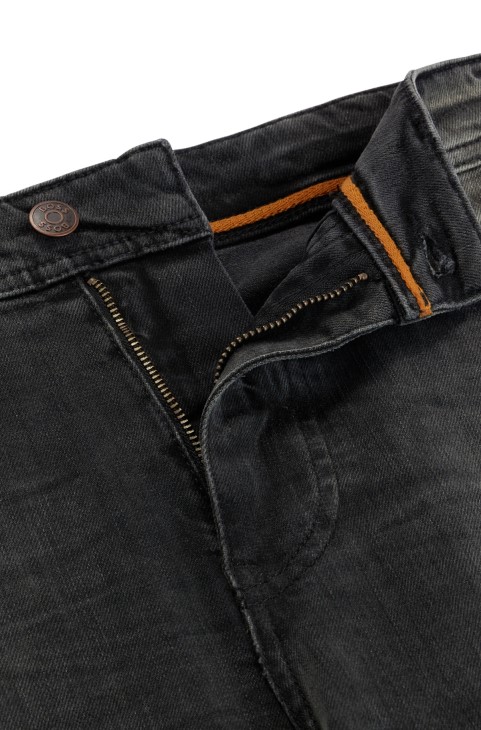 Hugo Boss κωνικό τζιν σε θείο-μαύρο Comfort-stretch μαύρο τζιν
