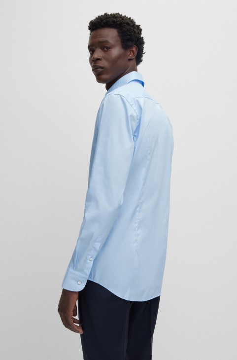 Πουκάμισο Hugo Boss γαλάζιο σε λεπτή εφαρμογή από βαμβακερή ποπλίνα που σιδερώνεται εύκολα
