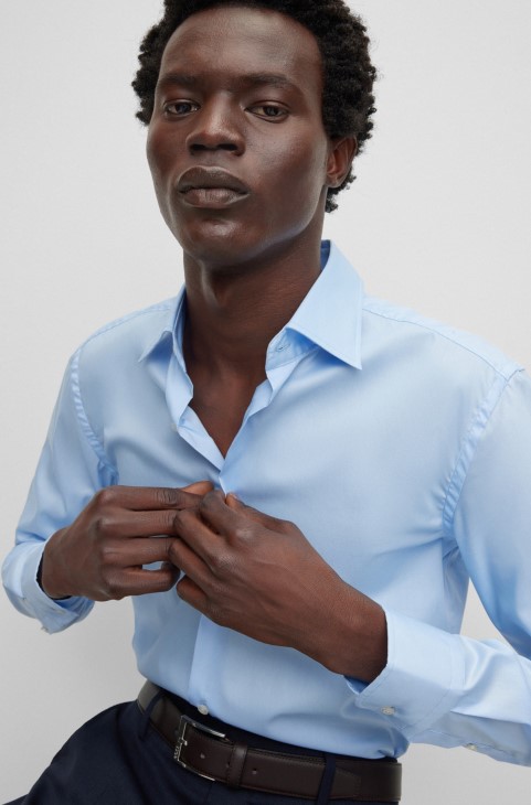 Πουκάμισο Hugo Boss γαλάζιο σε λεπτή εφαρμογή από βαμβακερή ποπλίνα που σιδερώνεται εύκολα
