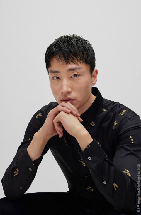 Looney Tunes X Boss Slim-fit πουκάμισο με στάμπα σε χρυσό τόνο
