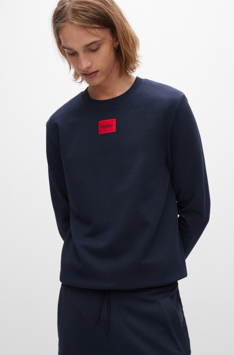 σκούρο μπλε φούτερ Hugo Boss από βαμβακερό ύφασμα με κόκκινη ετικέτα με το λογότυπο
