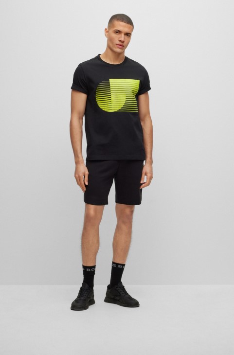 T-shirt Hugo Boss με λαιμόκοψη σε βαμβακερή φανέλα με εποχιακά έργα τέχνης σε μαύρο χρώμα
