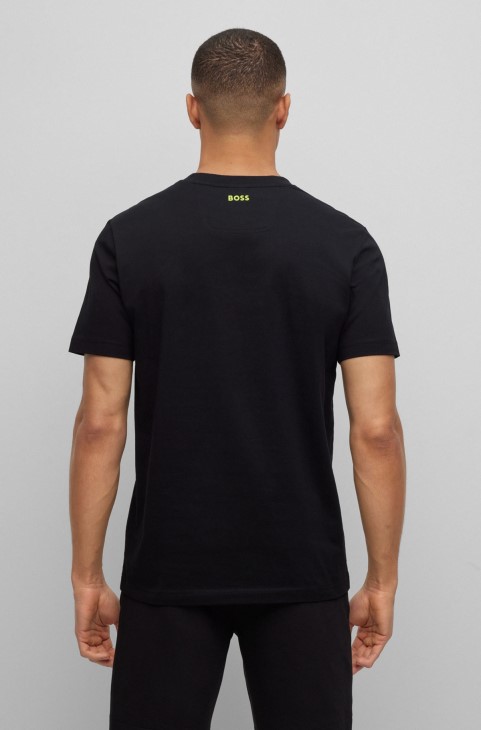 T-shirt Hugo Boss με λαιμόκοψη σε βαμβακερή φανέλα με εποχιακά έργα τέχνης σε μαύρο χρώμα
