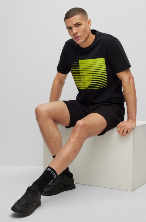 T-shirt Hugo Boss με λαιμόκοψη σε βαμβακερή φανέλα με εποχιακά έργα τέχνης σε μαύρο χρώμα
