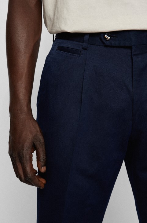 Παντελόνι Hugo Boss με χαλαρή εφαρμογή σε ένα πλυμένο μείγμα από βαμβάκι-λινό σκούρο μπλε
