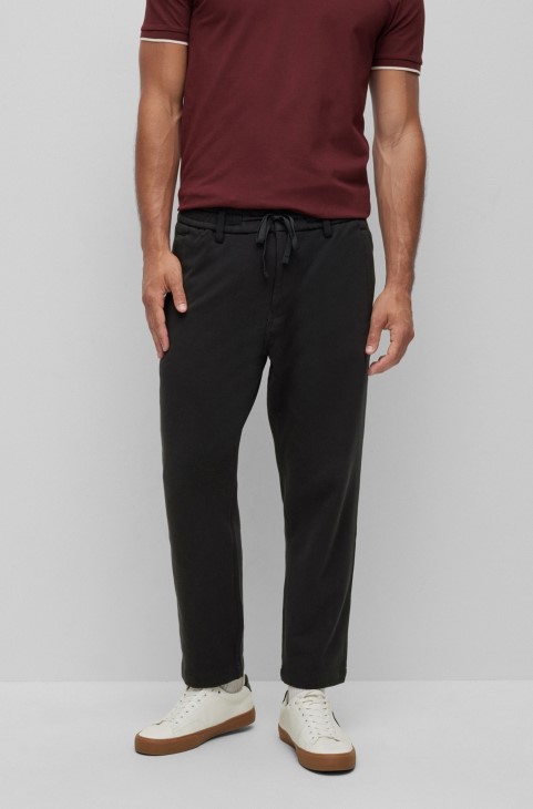 μαύρο παντελόνι Hugo Boss με κωνική εφαρμογή σε δίχρωμο βαμβακερό ζέρσεϊ