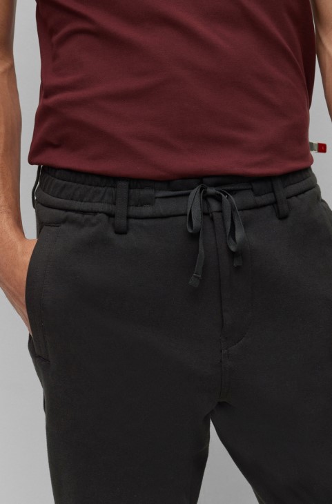 μαύρο παντελόνι Hugo Boss με κωνική εφαρμογή σε δίχρωμο βαμβακερό ζέρσεϊ
