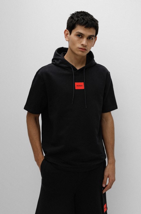 κοντομάνικο βαμβακερό φούτερ με κόκκινο λογότυπο ετικέτα Hugo Boss μαύρο