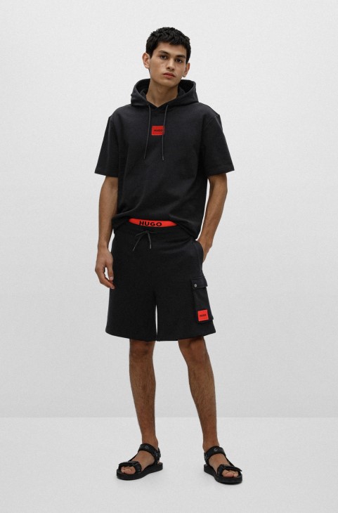 κοντομάνικο βαμβακερό φούτερ με κόκκινο λογότυπο ετικέτα Hugo Boss μαύρο
