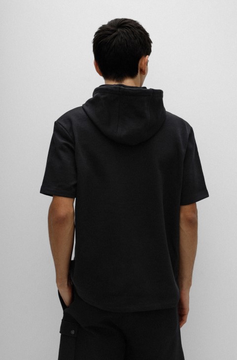 κοντομάνικο βαμβακερό φούτερ με κόκκινο λογότυπο ετικέτα Hugo Boss μαύρο
