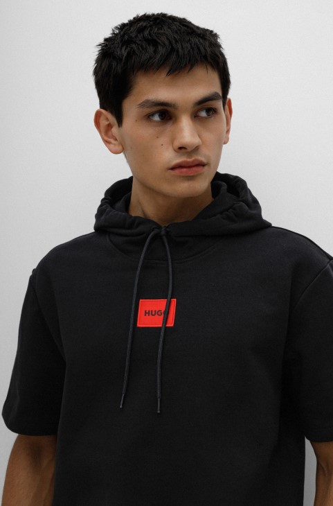 κοντομάνικο βαμβακερό φούτερ με κόκκινο λογότυπο ετικέτα Hugo Boss μαύρο
