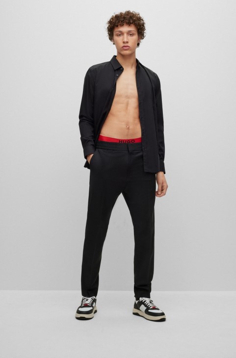 Μαύρο παντελόνι Hugo Boss με εξαιρετικά λεπτή εφαρμογή σε συνδυασμό μαλλί με σούπερ ευκαμψία
