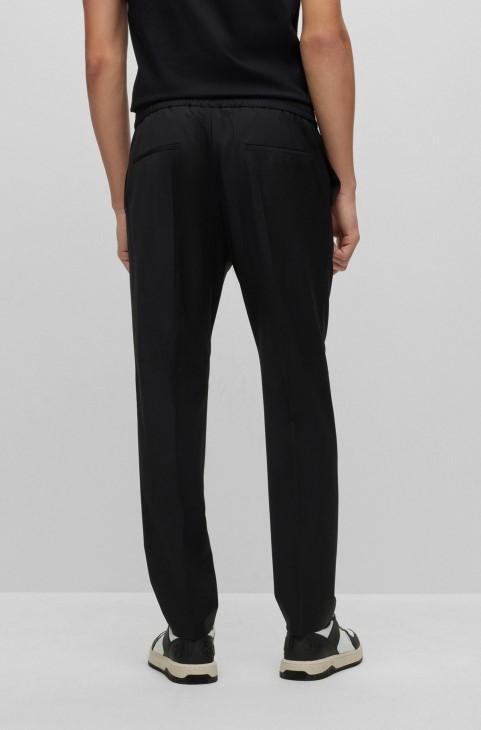 Μαύρο παντελόνι Hugo Boss με εξαιρετικά λεπτή εφαρμογή σε συνδυασμό μαλλί με σούπερ ευκαμψία
