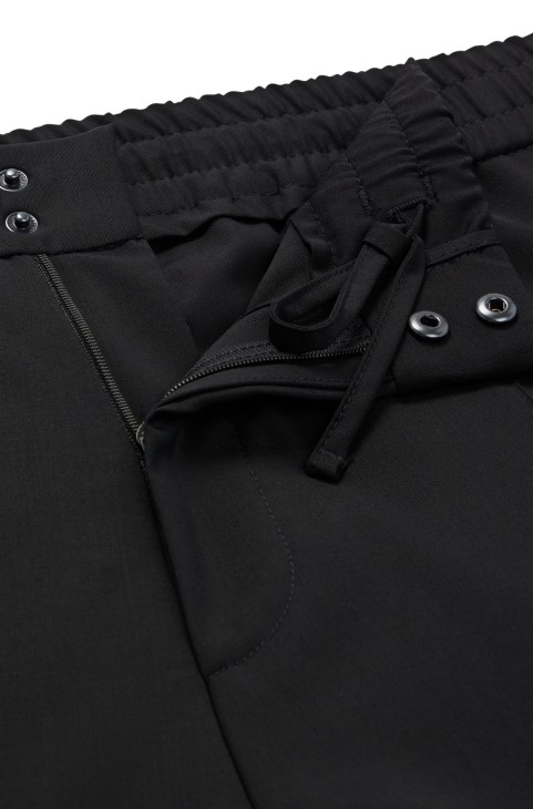Μαύρο παντελόνι Hugo Boss με εξαιρετικά λεπτή εφαρμογή σε συνδυασμό μαλλί με σούπερ ευκαμψία
