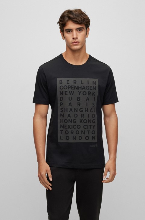 μαύρο μπλουζάκι Hugo Boss από βαμβακερό ζέρσεϊ με έργα τέχνης πόλης και λογότυπο από στρας