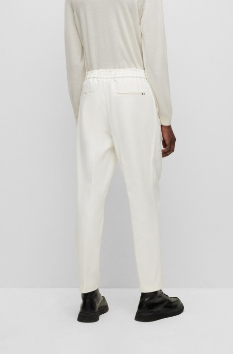 Παντελόνι Hugo Boss με κωνική εφαρμογή από καθαρό βαμβάκι με κορδόνι στη μέση λευκό
