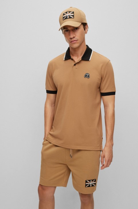 Hugo Boss μπεζ μπλουζάκι πόλο από οργανικό βαμβάκι με μπάλωμα ταξί