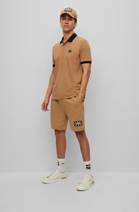 Hugo Boss μπεζ μπλουζάκι πόλο από οργανικό βαμβάκι με μπάλωμα ταξί
