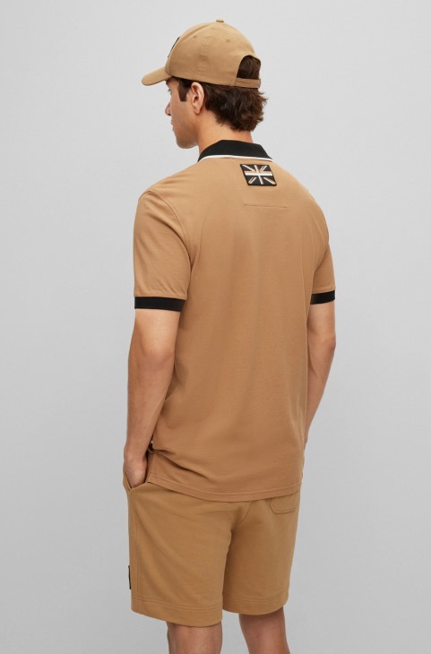 Hugo Boss μπεζ μπλουζάκι πόλο από οργανικό βαμβάκι με μπάλωμα ταξί
