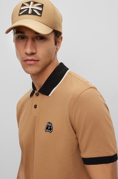 Hugo Boss μπεζ μπλουζάκι πόλο από οργανικό βαμβάκι με μπάλωμα ταξί
