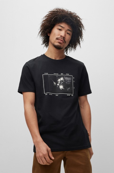 Hugo Boss μαύρο βαμβακερό μπλουζάκι με στάμπα εποχής