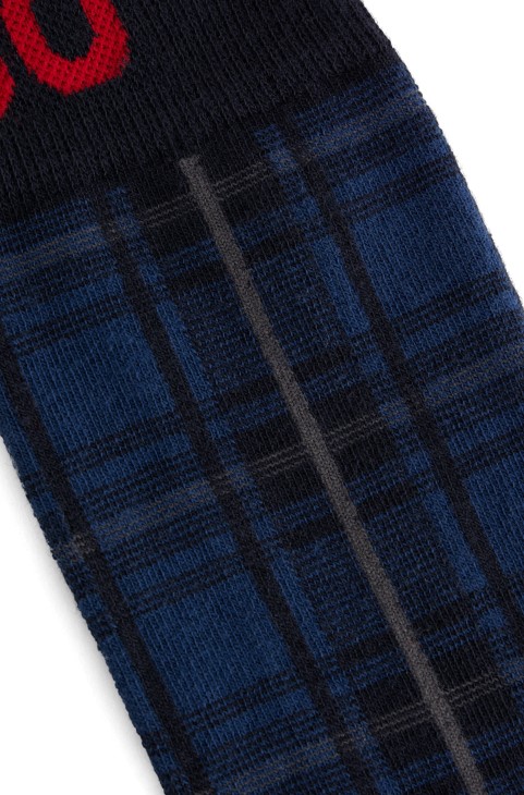 Hugo Boss δύο πακέτο κάλτσες κανονικού μήκους με έντονες μάρκες σκούρο μπλε
