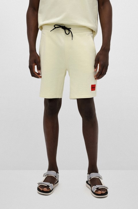 Βαμβακερό σορτς γαλλικού τύπου με κόκκινο λογότυπο ετικέτα ανοιχτό κίτρινο Hugo Boss