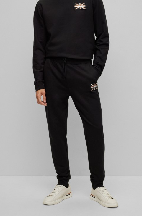 Μαύρο παντελόνι φόρμας Hugo Boss από οργανικό βαμβάκι με μπάλωμα Union Jack