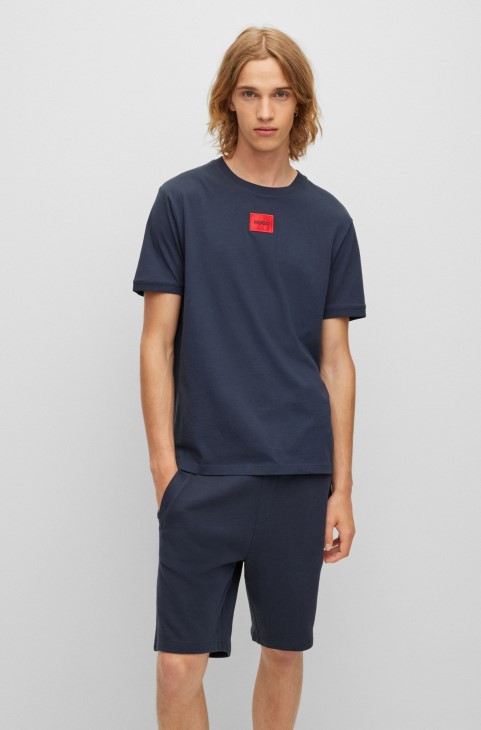 βαμβακερό μπλουζάκι κανονικής εφαρμογής με ετικέτα με κόκκινο λογότυπο σκούρο μπλε Hugo Boss