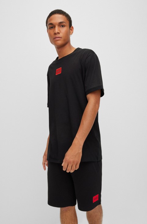 βαμβακερό μπλουζάκι κανονικής εφαρμογής με κόκκινο λογότυπο ετικέτα Hugo Boss μαύρο