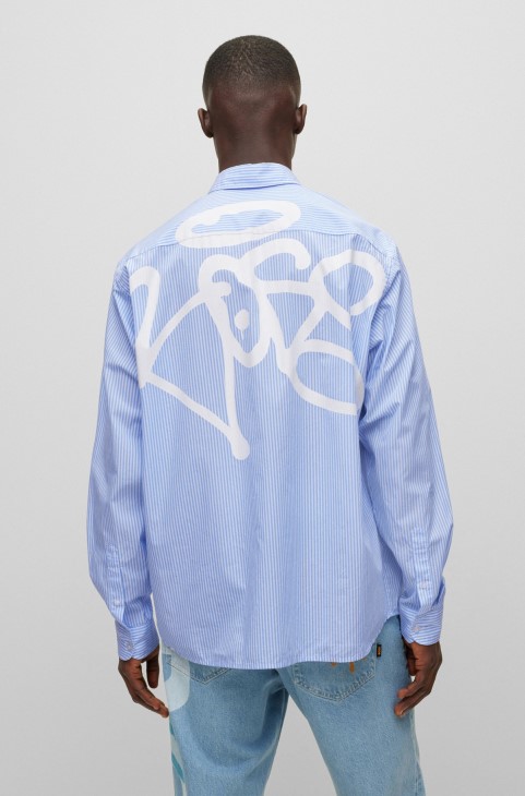 γαλάζιο μακρυμάνικο πουκάμισο με χαλαρή εφαρμογή με γκράφιτι Artwork Hugo Boss
