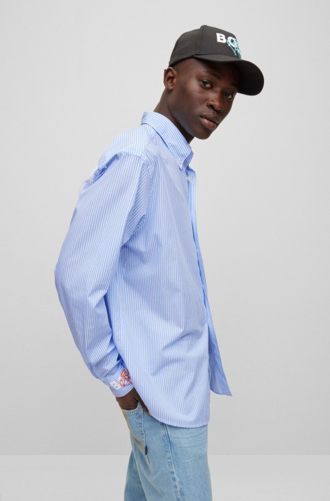 γαλάζιο μακρυμάνικο πουκάμισο με χαλαρή εφαρμογή με γκράφιτι Artwork Hugo Boss
