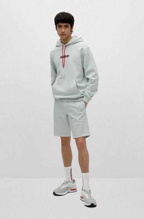 Hugo Boss ανοιχτό πράσινο σορτς Chino σε λεπτή εφαρμογή από ελαστική βαμβακερή γκαμπαρντίνα
