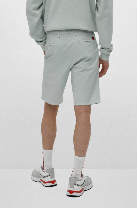 Hugo Boss ανοιχτό πράσινο σορτς Chino σε λεπτή εφαρμογή από ελαστική βαμβακερή γκαμπαρντίνα
