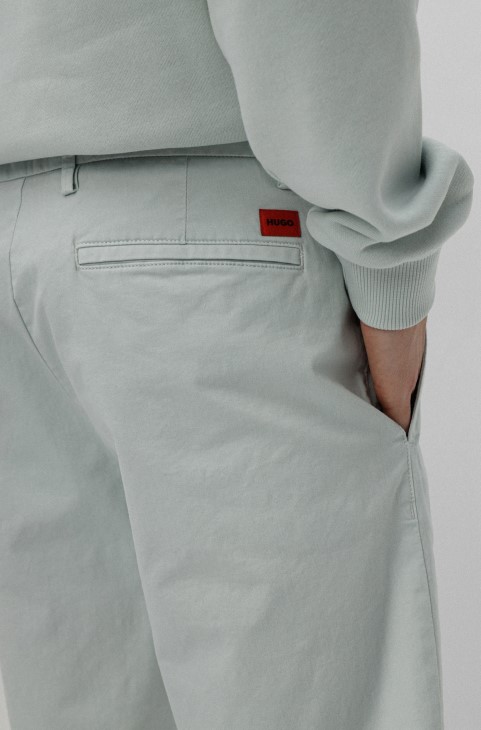 Hugo Boss ανοιχτό πράσινο σορτς Chino σε λεπτή εφαρμογή από ελαστική βαμβακερή γκαμπαρντίνα
