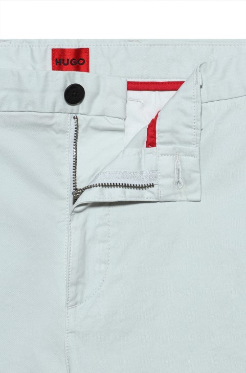 Hugo Boss ανοιχτό πράσινο σορτς Chino σε λεπτή εφαρμογή από ελαστική βαμβακερή γκαμπαρντίνα
