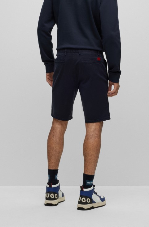 Slim-fit Chino σορτς από ελαστική βαμβακερή Gabardine σκούρο μπλε Hugo Boss

