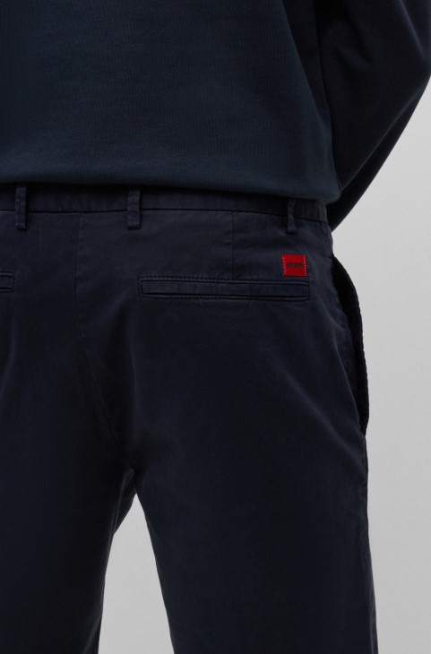 Slim-fit Chino σορτς από ελαστική βαμβακερή Gabardine σκούρο μπλε Hugo Boss
