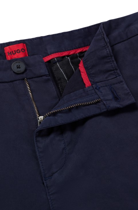 Slim-fit Chino σορτς από ελαστική βαμβακερή Gabardine σκούρο μπλε Hugo Boss
