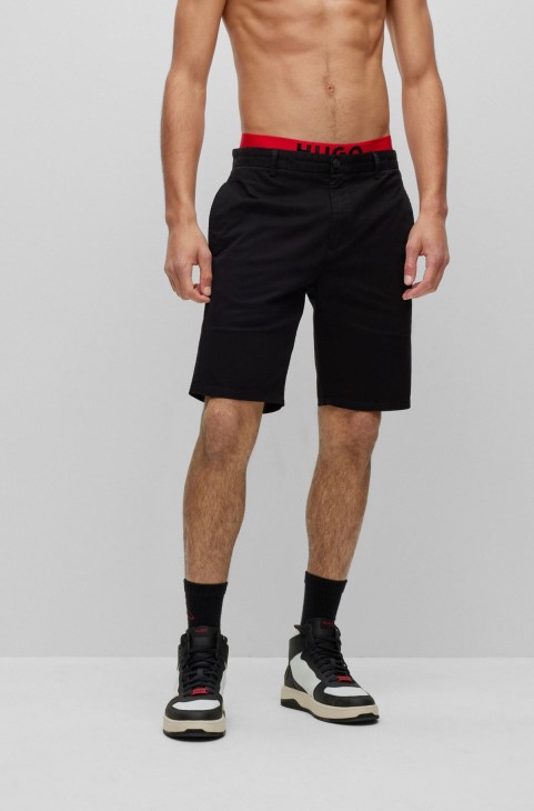 μαύρο σορτς Chino Boss Boss σε λεπτή εφαρμογή από ελαστική βαμβακερή γκαμπαρντίνα
